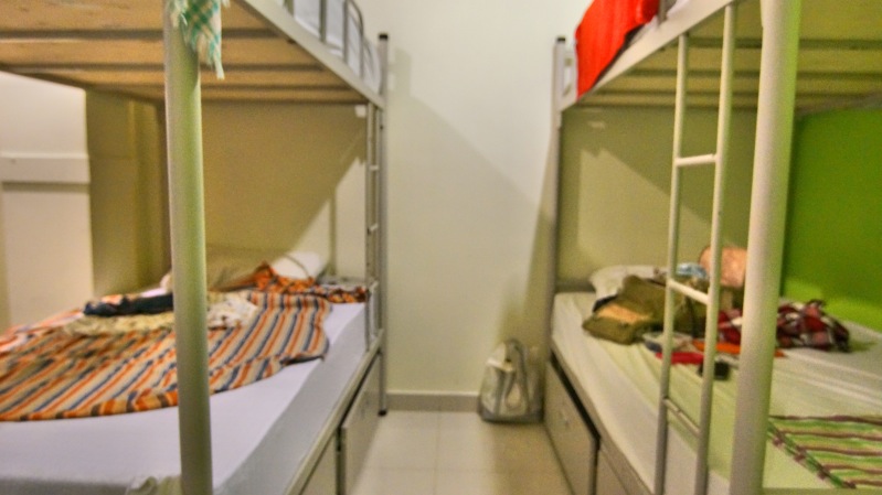 di bawah tempat tidur tersedia laci besi untuk menyimpan barang