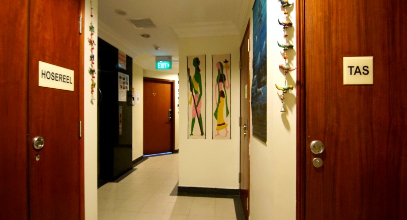 tempat tas di luar kamar