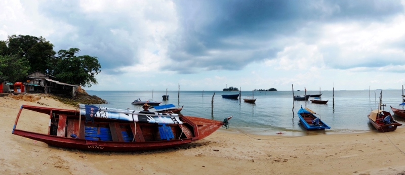 terjebak hujan di pantai Nongsa