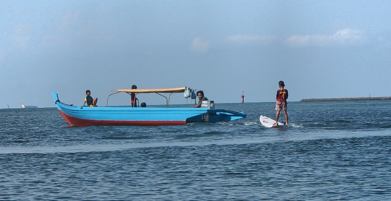 bermain selancar di pantai Nongsa