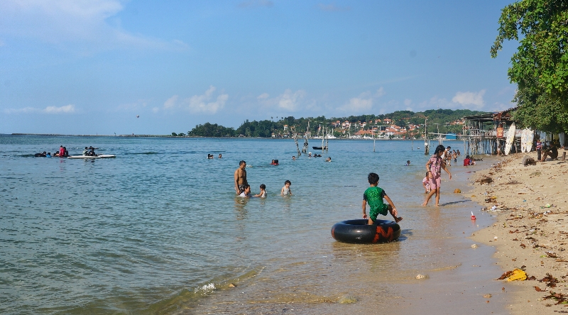 senja menyapa mendung pun surut dan pantai Nongsa semakin ramai