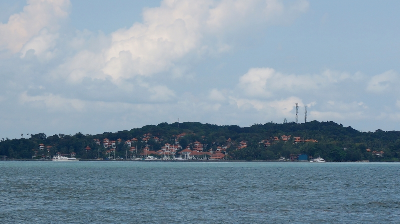 resort di sepanjang pantai Nongsa