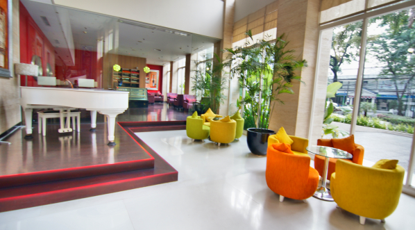 Lobi dan cafe Holiday Inn Bandung Hotel