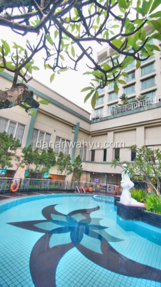 kolam renang Holiday Inn Bandung