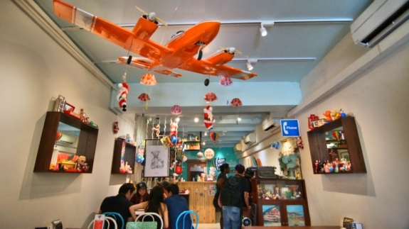 pesawat terbang di langit-langit kafe