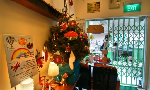 Pohon Natal elemen dekorasi Flee Away Cafe