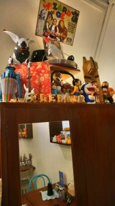 mainan di atas lemari