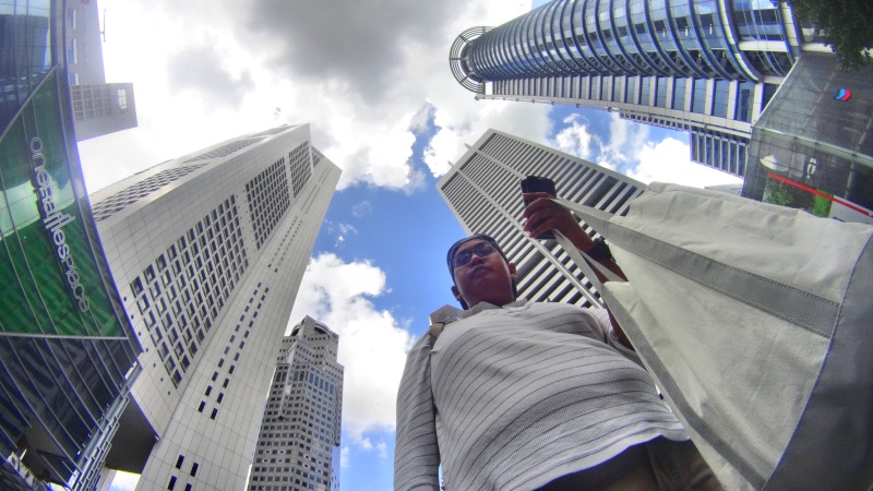 Tangan sibuk pegang hermes dan belanjaan tetap eksis.
