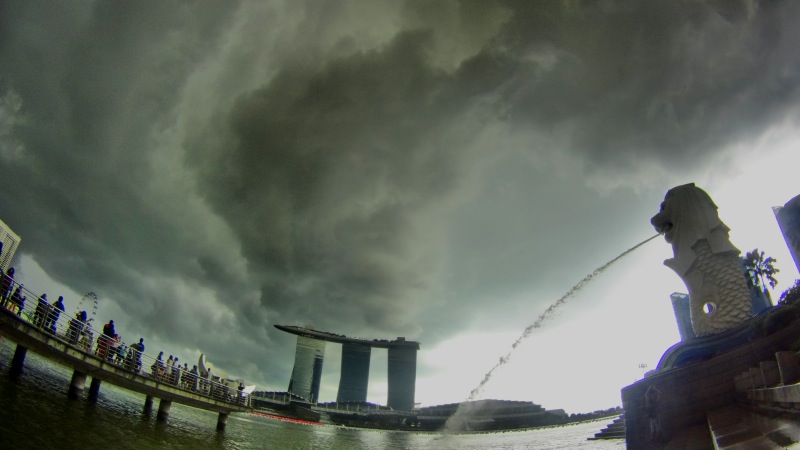 Meski hujan badai tetap bisa merekam Merlion.