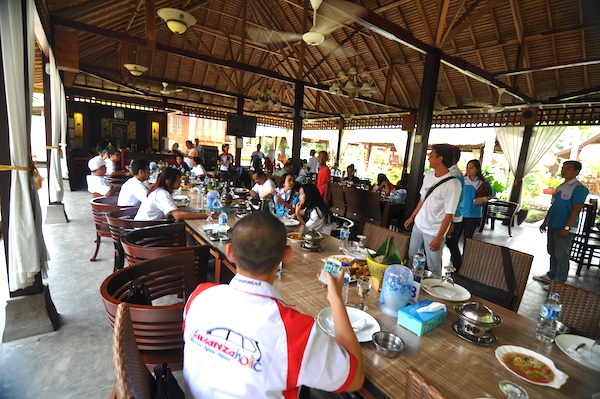 makan berjamaah bersama rekan touring :D bukan teman kantor