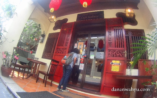 Olive memasuki Jawi House Cafe