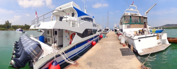 kapal di pelabuhan Marina Batam