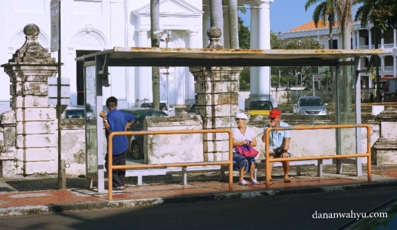 jaraknya beberapa meter dari halte  gereja St George