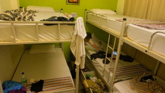 tidur berjamaah di hostel