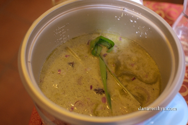 semua bahan dimasukan ke dalam rice cooker