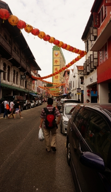 Mr A menyusuri jalan di China Town