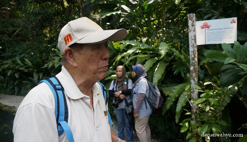 pemandu siap menemani wisatawan menjelajah hutan rempah