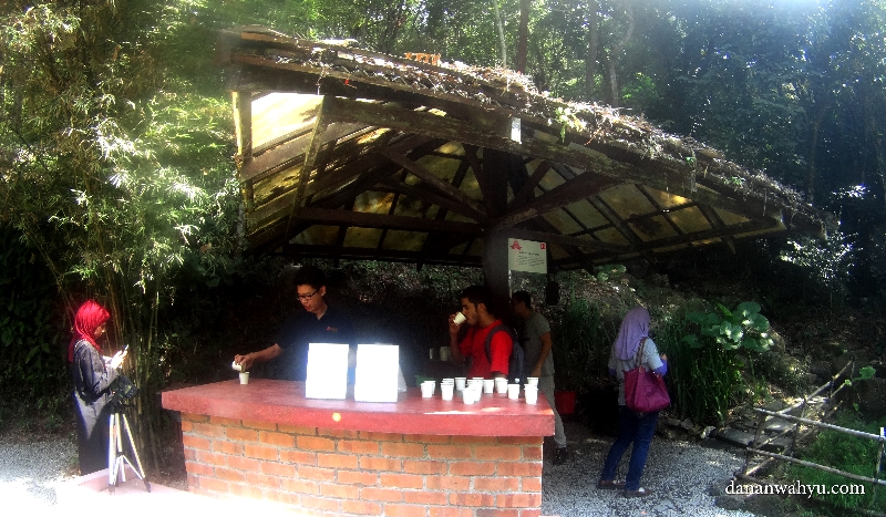 Mari minum teh rempahnya Kakak