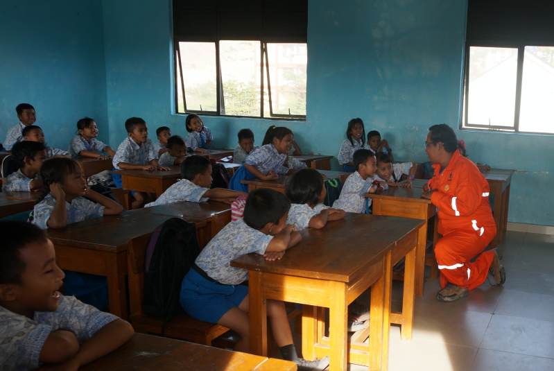 mensejajarkan mata dan tubuh dengan anak-anak agar lebih dekat secara emosional