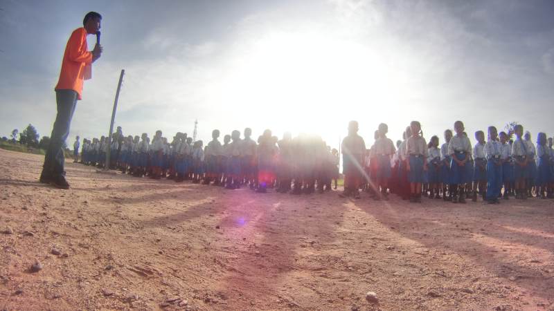 berkumpul di lapangan sekolah sebelum kelas dimulai