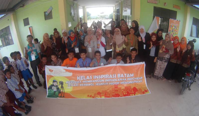 berfoto bersama sebelum berpamitan