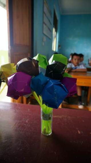 bunga dari kertas warna warni