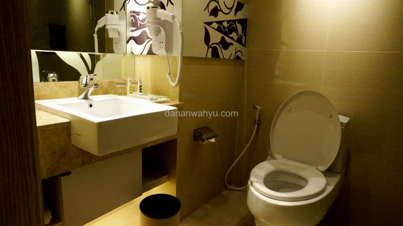 kamar mandi bersih dengan shower