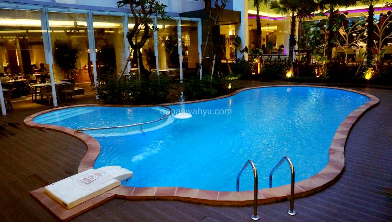 kolam renang sekaligus smoking area resto