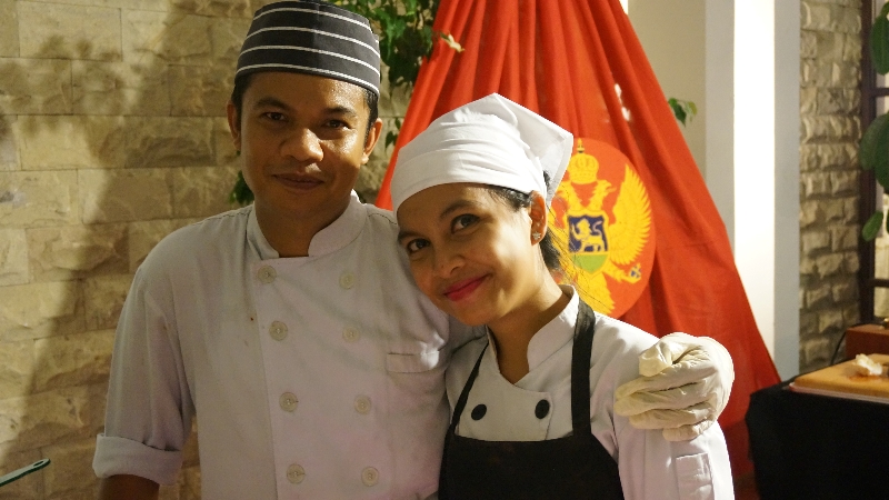 ciee kakak koki ini bikin aku iri - ambil makanan lebih banyak lagi