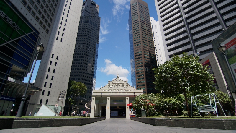 Raffles Place - taman di tengah gedung tinggi menjulang