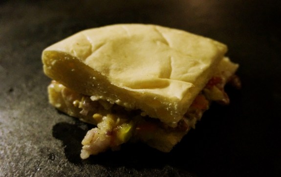 roti berisi bawang putih dan buah zaitun