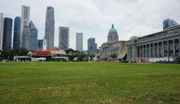 Lapangan Cricket di depan City Hall