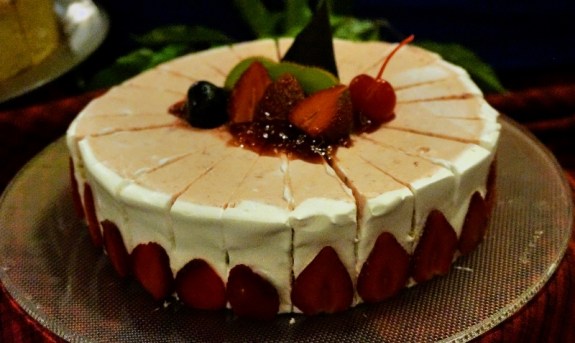 cheese cake dengan saus stroberi