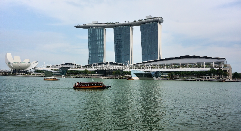 Teluk Marina berlatar belakang Marina Bay Sands
