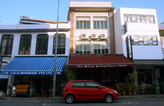 The Mitra satu blok di belakang Mitraa Inn