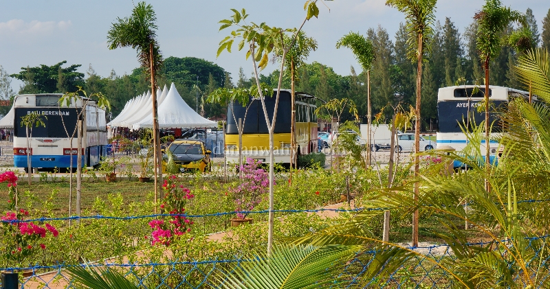 bus tua kini menjadi bilik di pantai Klebang