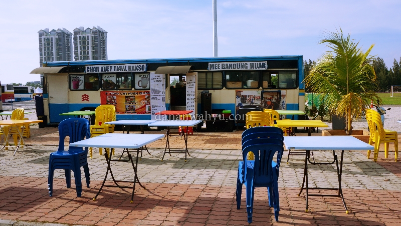 kafe konsep senada di sekitar Bustel