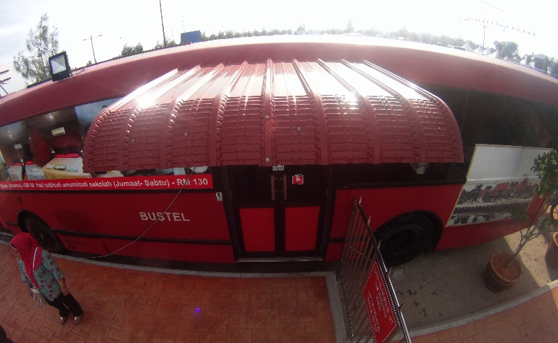 bus merah ruang receptionist