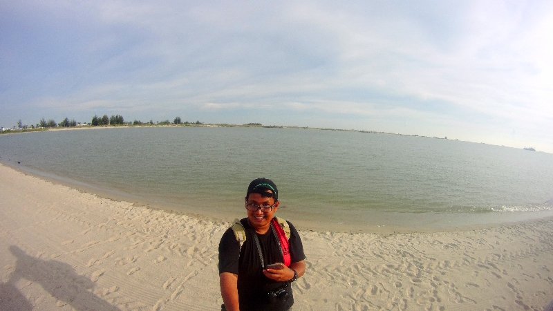narsis di  pantai jangan lupa payung, topi, sunglases dan tabir sury