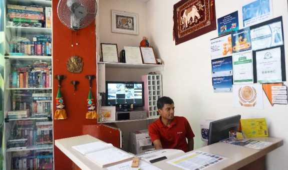 Sebastian sedang bertugas, fokus lihat koleksi buku