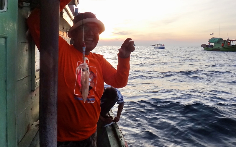 Uhuy... aku mancing kamu Kak Cumi *pelorotin kancut*
