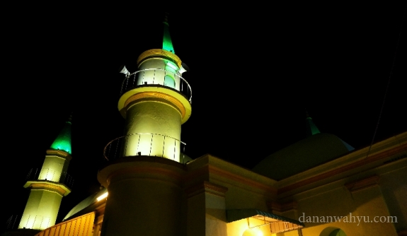 suara adzan di kumandangankan dari menara Masjid Raya Sultan Riau 
