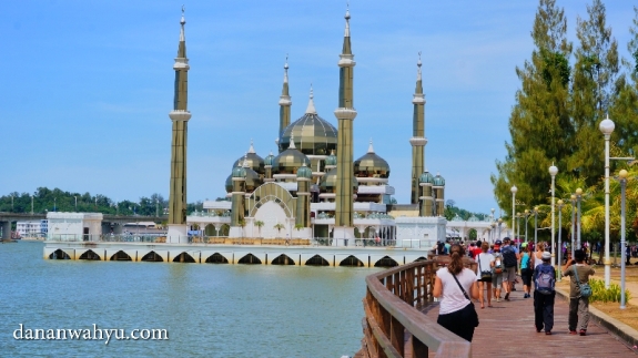 jalan kecil menyusur sungai Terengganu menuju Masjid Kristal