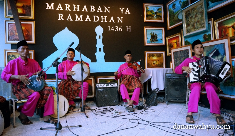 Tingkahan rebana, gesekan biola dan pecitan akordion mengalun dalam harmonisasi sempurna