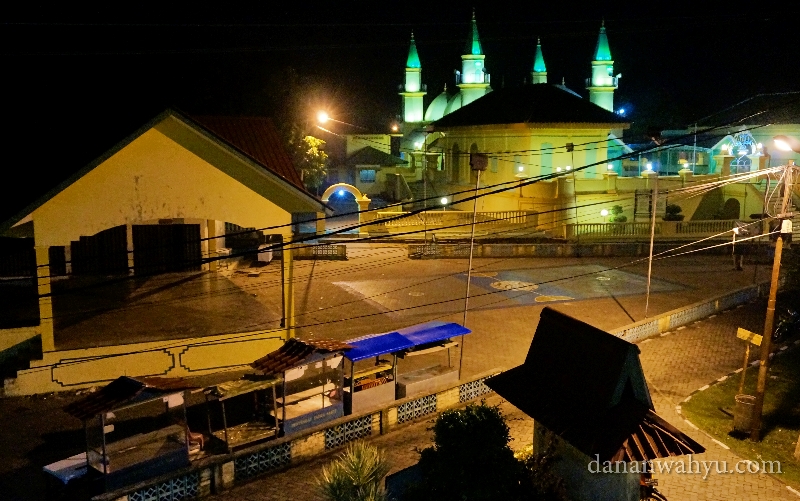 terlihat Masjid Raya Sultan Riau dari balkon lantai dua penginapan
