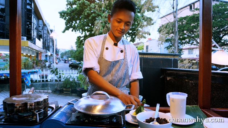 membuat kue wafel dan kue lumpur
