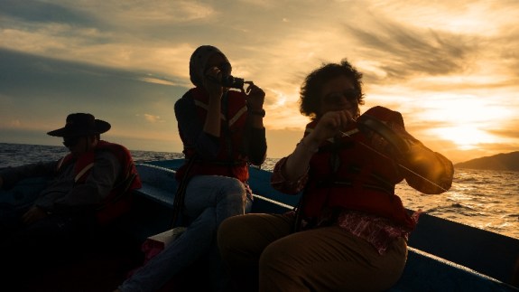 fotografer tumbang (kiri) - blogger Malaysia (tengah) - Blogger India (kanan)