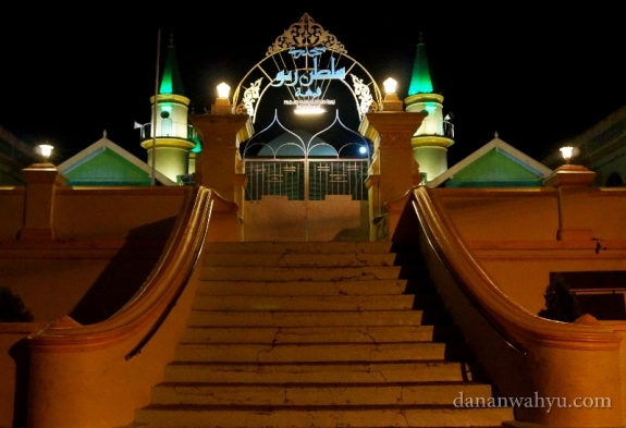 gerbang  Masjid Raya Sultan Riau masih tertutup