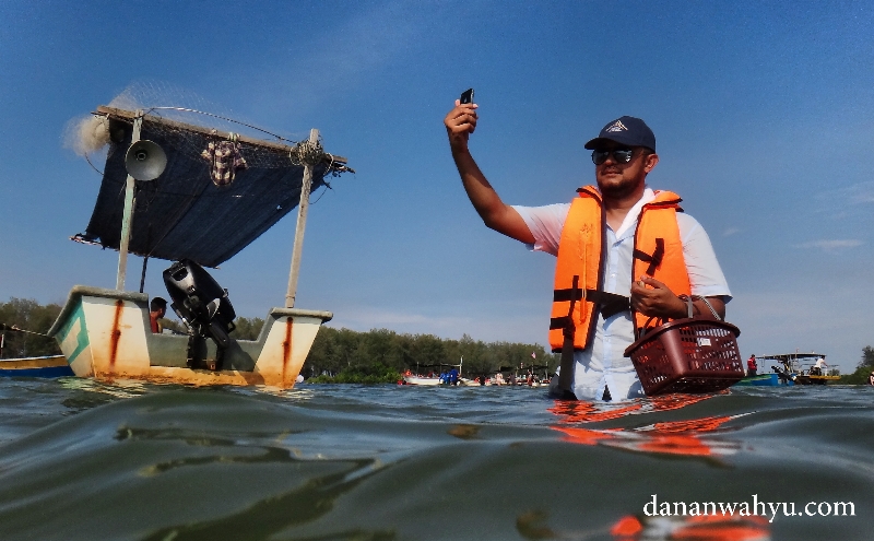 selfie -  ritual sebelum mencari kerang