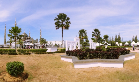 sekitar masjid terdapat taman 
